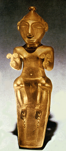 estátua de ouro da deusa sentada segurando espirais duplas